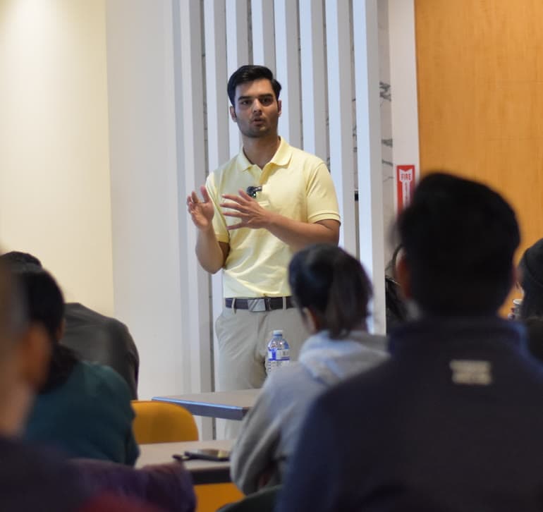 Vyom mentoring a live French class